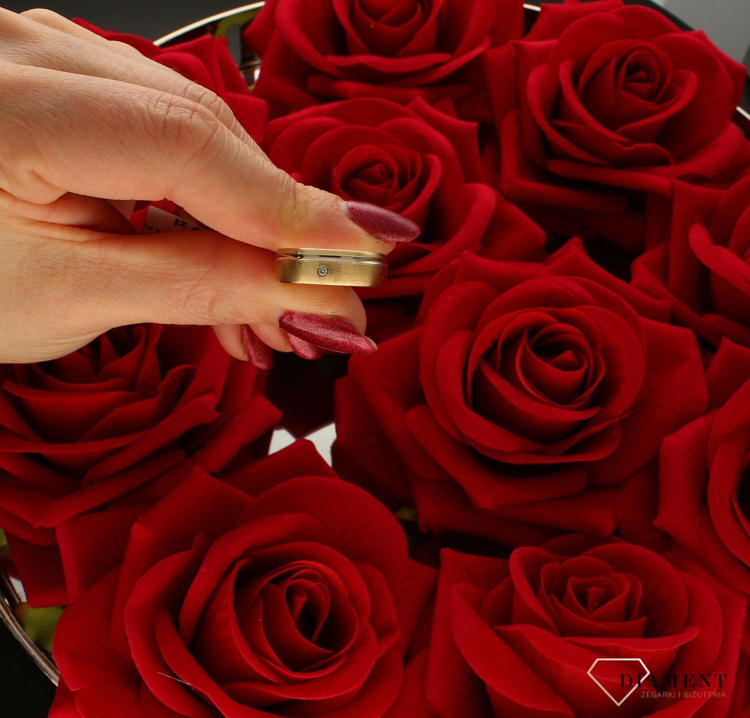 Złota obrączka damska półokrągła 6 mm – Matowa z białym paskiem i cyrkonią  Rozmiar 16.jpg